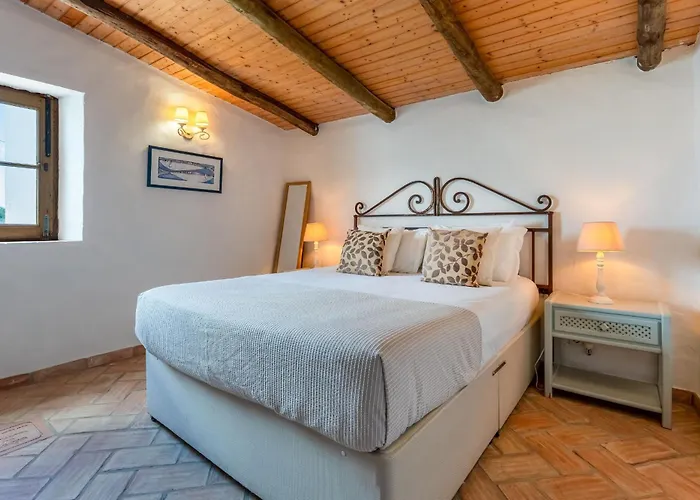 Monte Solteiras In By Lovelystay *